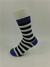 Les différents modèles de tissus d'enfants de chaussettes antibactériennes de blanc trouvés font pour passer commande