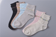 Chaussettes résistantes de coton de glissement les 100 pour des enfants en bas âge, gardent les chaussettes mignonnes chaudes de bébé