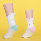 Chaussettes résistantes de coton de glissement les 100 pour des enfants en bas âge, gardent les chaussettes mignonnes chaudes de bébé
