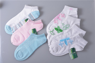 Les chaussettes résistantes tricotées de bébé de coton de glissement pour gardent la taille faite sur commande chaude