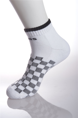 Les chaussettes courantes de nylon de polyester de Coolmax avec différents modèles font pour passer commande